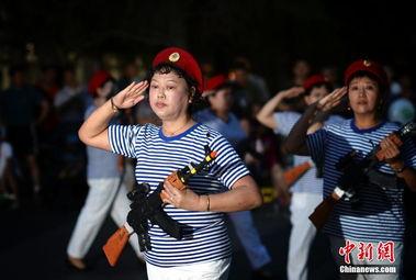 大妈枪广场舞搞笑,欢乐无限笑翻天